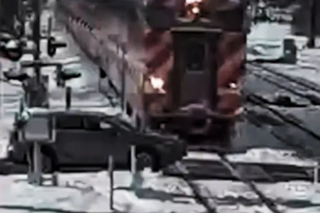 미국 일리노이주 시카고 교외 지역인 힌스데일에서 메트라(Metra) BNSF 노선 열차가 SUV 차량을 들이받는 사고가 발생했다. 사진=힌스데일 경찰서