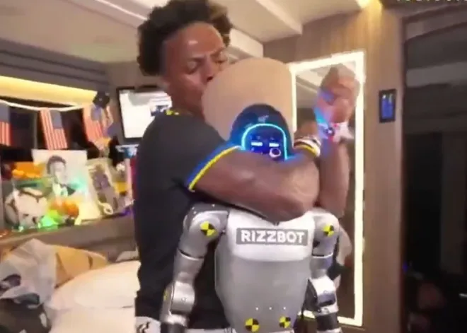 인플루언서 아이쇼스피드가 리즈봇을 폭행하는 장면. 유튜브 캡처