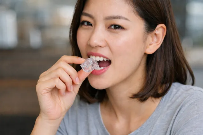 무심코 씹는 얼음 한 조각이 치아 손상의 원인이 될 수 있다. 치과의사들은 ‘절대 하지 않는 습관’ 중 하나로 얼음 씹기를 꼽는다.