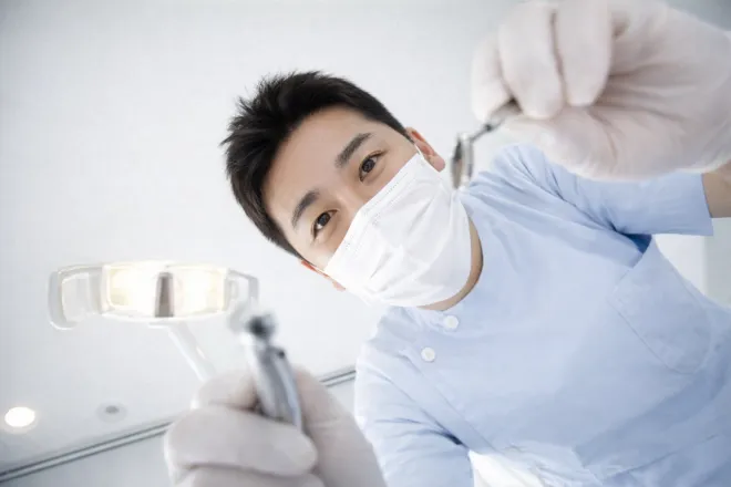 전문가들은 “사소한 생활습관 하나가 평생 치아 건강을 좌우할 수 있다”고 말한다. 치과 진료 장면.