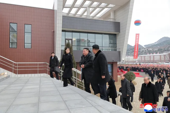 김정은 북한 국무위원장이 15일 평양시 외곽 강동군 지방공업공장과 종합봉사소 준공식에 참석해 딸 김주애와 함께 현장을 둘러보고 있다. 뒤편에는 부인 리설주 여사와 수행 간부들이 보인다. 조선중앙통신·연합뉴스