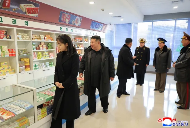 김정은 북한 국무위원장이 15일 평양시 외곽 강동군에서 열린 지방공업공장과 종합봉사소 준공식에 참석해 딸 김주애와 함께 이동하고 있다. 이날 행사에는 부인 리설주 여사도 동행했다. 조선중앙통신·연합뉴스