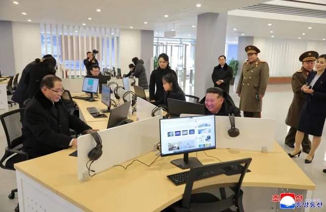 김정은 북한 국무위원장이 15일 평양시 외곽 강동군에서 열린 지방공업공장과 종합봉사소 준공식에 참석해 딸 김주애와 함께 이동하고 있다. 이날 행사에는 부인 리설주 여사도 동행했다. 조선중앙통신·연합뉴스