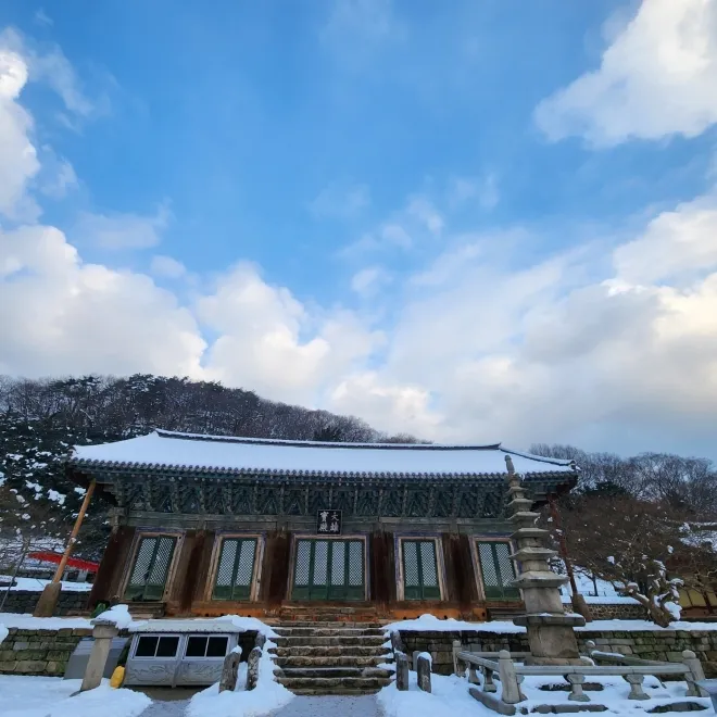 눈내린 날 선운사 대웅전