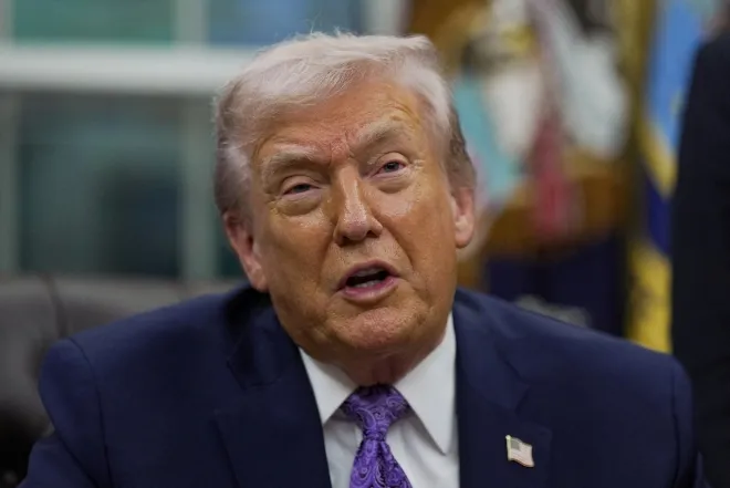 도널드 트럼프 미국 대통령이 11일(현지시간) 워싱턴 백악관 집무실에서 인공지능(AI) 관련 행정명령에 서명하며 발언하고 있다. 2025.12.11. 로이터 연합뉴스