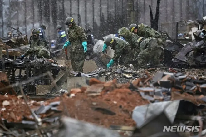 지난해 1월13일 노토반도 강진이 발생한 일본 이시카와현 와지마시에서 자위대 대원들이 수색 작업을 벌이는 모습. 2024.01.17 AP 뉴시스