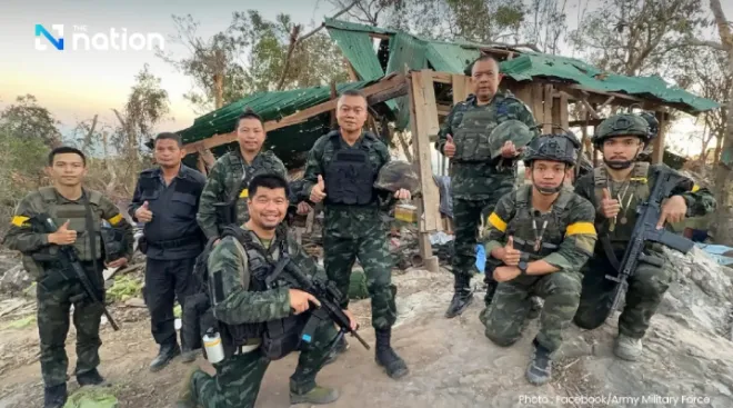 태국군 고위급 관계자(중앙)가 캄보디아 350고지 탈환 현장을 직접 방문했다며 공개한 사진