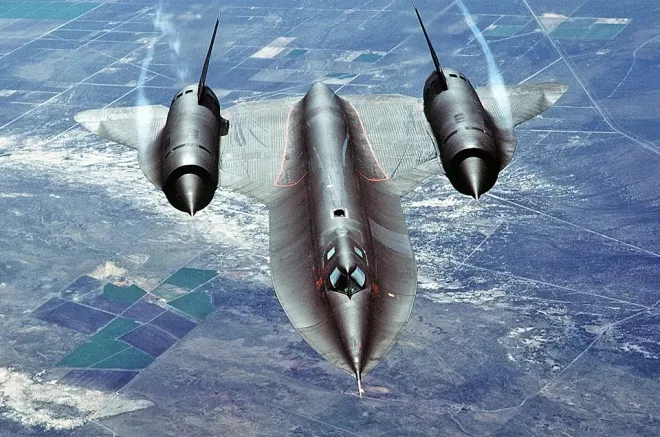 미 공군의 SR-71 ‘블랙버드’ 고고도·초고속 정찰기가 비행하고 있다. 마하 3 이상의 속도와 8만 피트 고도를 결합해 적 방공망을 사실상 무력화하며, 냉전 시기 ‘정보가 무기’라는 개념을 상징한 항공기로 평가된다. 미 공군 제공