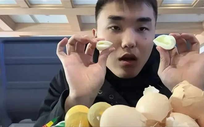 중국 SNS에서 ‘9분 12초 삶기’ 달걀 레시피로 화제를 모은 펑창쉬가 반숙 상태를 직접 보여주고 있다. 더우인 영상 캡처