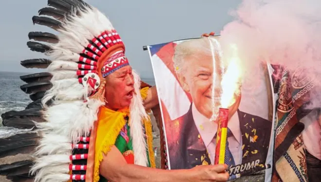 페루의 유명 주술사들이 지난달 말 펼쳐진 새해 예언 의식 현장. 데일리메일 제공