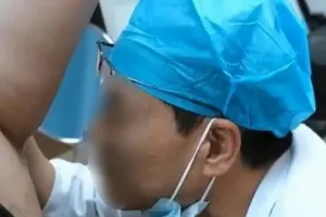 “냄새 맡아 진단” 겨드랑이에 코 대는 중국 의사의 ‘독특한