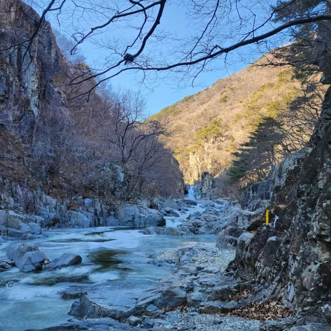 겨울철 내연산 계곡과 은폭포의 모습
