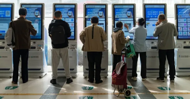 중국 저장성 닝보의 닝보대 부속 인민병원에서 환자들이 무인 키오스크를 이용하고 있다. 이 병원은 췌장암을 조기에 탐지하는 인공지능(AI) 기반 진단 도구를 시험 운영 중이다. 뉴욕타임스