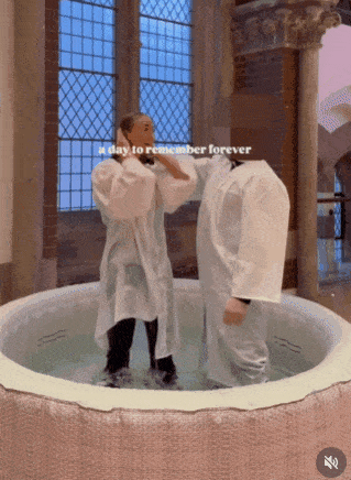 영국 성인 콘텐츠 제작자 릴리 필립스가 세례를 받는 영상을 공개했다. 필립스 인스타그램 캡처