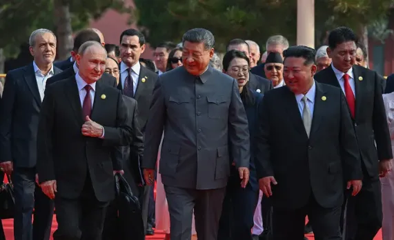 2025년 9월 3일 오전 중국 베이징에서 열린 ‘중국 인민 항일전쟁 및 반파시스트전쟁 승리’(전승절) 80주년 경축행사에 참석한 블라디미르 푸틴(왼쪽부터) 러시아 대통령, 시진핑 중국 국가주석, 김정은 북한 국무위원장이 열병식을 보기 위해 천안문(톈안먼) 망루로 걸어가며 이야기를 나누고 있는 모습. UPI 연합뉴스