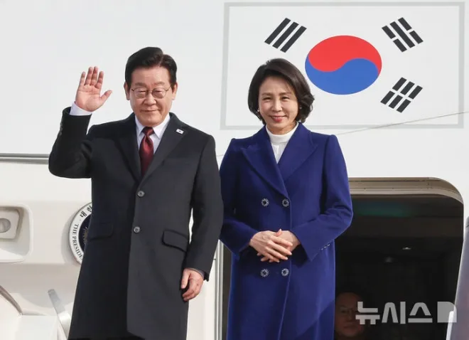 중국을 국빈 방문한 이재명 대통령과 김혜경 여사가 4일(현지 시간) 베이징 서우두 국제공항에 도착해 인사하고 있다. 2026.01.04. 뉴시스