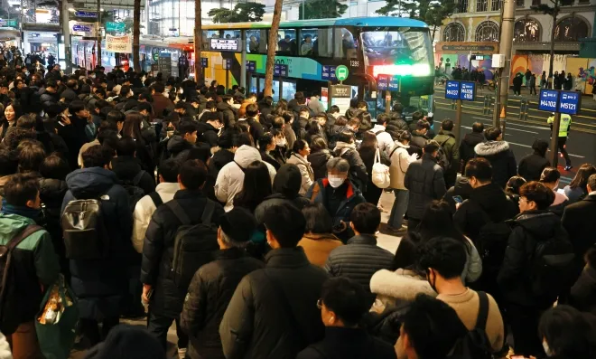 퇴근 시간대 서울 명동입구 정류장에서 시민들이 버스를 기다리고 있다. ‘정시 퇴근’이 권리로 자리 잡아가고 있는 가운데, 퇴근 이후의 환경 역시 중요한 과제로 지적된다. 연합뉴스