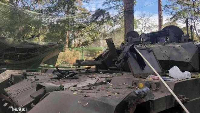 태국과 캄보디아 간 무력 충돌 과정에서 포신이 폭발한 중국산 VT-4 전차. 소셜미디어 캡처