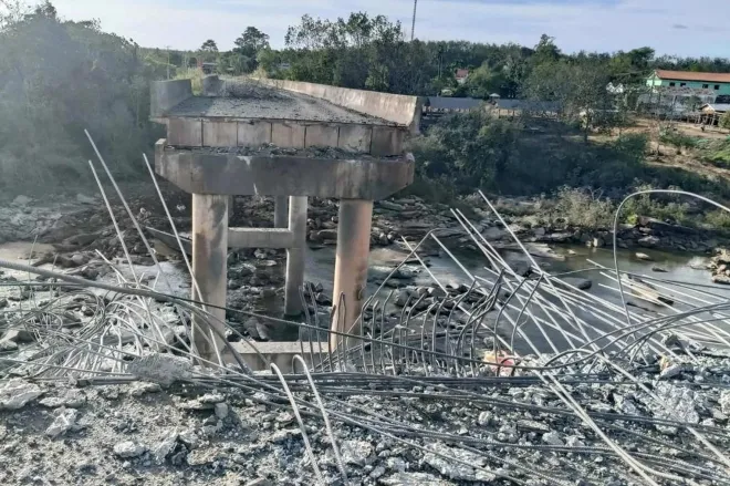 지난달 13일(현지시간) 태국군 F-16 전투기 공격으로 캄보디아 푸르사트주의 한 교량이 파괴됐다. AFP 연합뉴스