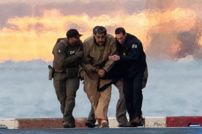 니콜라스 마두로 베네수엘라 대통령이 5일(현지시간) 미국 뉴욕 맨해튼 다운타운 헬리포트에서 미 연방 요원들의 호위를 받으며 맨해튼 연방법원으로 이동하고 있다. 마두로 대통령은 마약 테러 연루, 공모, 마약 밀매, 자금 세탁 등 혐의로 기소돼 첫 법정 출석을 앞두고 있다. 로이터 연합뉴스