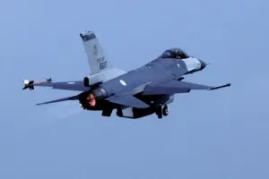 대만서 F-16 전투기 추락 사고 발생…탈출한 조종사는 어디로? (영상)