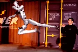 발차기는 완벽했다…그런데 로봇이 아직 못하는 한 가지