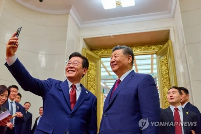 이재명 대통령과 시진핑 국가주석이 5일 중국 베이징 인민대회당에서 국빈만찬 후 샤오미폰으로 기념촬영을 하고 있다. 이 샤오미폰은 경주 정상회담 때 시 주석이 이 대통령에게 선물한 것이다. 2026.1.5 연합뉴스