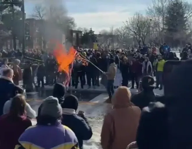미국 미네소타주 미니애폴리스에서 7일(현지시간) 이민세관단속국(ICE) 요원이 쏜 총에 30대 백인 여성(왼쪽)이 사망했다. 사건 발생 후 ICE에 항의하기 위해 모인 시민들이 미국 국기를 태우는 시민을 바라보고 있다.