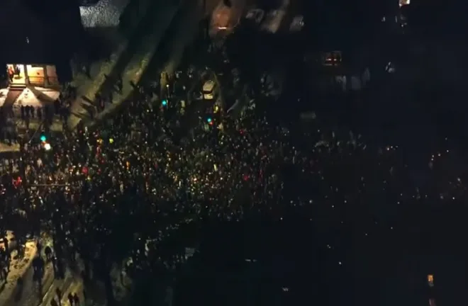 미국 미네소타주 미니애폴리스에서 7일(현지시간) 이민세관단속국(ICE) 요원이 쏜 총에 30대 백인 여성(왼쪽)이 사망했다. 사건 발생 직후 ICE에 항의하기 위해 모인 시민들