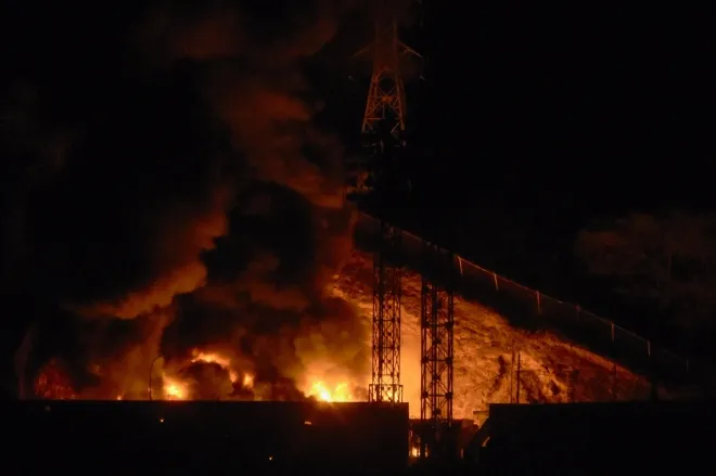 지난 3일(현지시간) 미국의 공습으로 베네수엘라 수도 카라카스가 불길에 휩싸여있다. AFP 연합뉴스