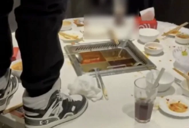 2025년 2월 중국 상하이에 있는 훠궈 전문점 하이디라오에서 훠궈 냄비에 소변을 본 10대 소년 탕 씨의 모습. 해당 소년은 법원으로부터 공개 사과문과 손해배상금 220만 위안을 배상하라는 판결을 받았다