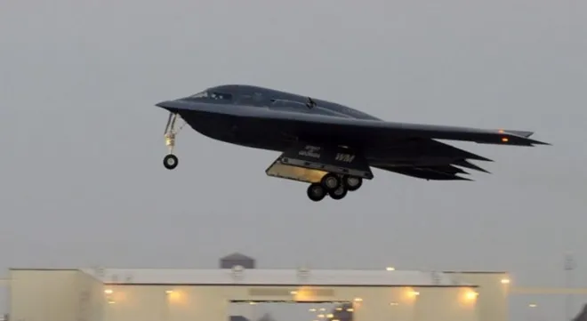 미국 미주리주 화이트맨 공군기지에서 이륙하는 B-2 전략폭격기. 미 공군 제공