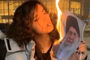 하메네이 사진 태우고 히잡 벗었다…이란 거리에서 벌어진 장면