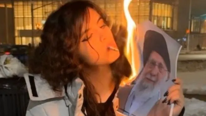이란 최고지도자 아야톨라 알리 하메네이의 사진에 불을 붙이는 여성의 모습이 소셜미디어를 통해 확산되고 있다. 이 장면은 최근 이란 전역에서 이어지는 반정부 시위 속 상징적 저항으로 주목받고 있다. SNS 캡처