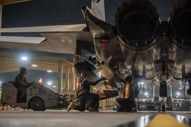 미 중부사령부 관할 지역의 기지에서 미 공군 장병들이 F-15E 스트라이크 이글 전투기에 폭탄을 장착하고 있다. 이 장면은 10일(현지시간) 시리아 IS 표적 공습을 위한 ‘호크아이 스트라이크(Operation Hawkeye Strike)’ 지원 과정에서 촬영됐다. ⓒ미 중부사령부 공보실