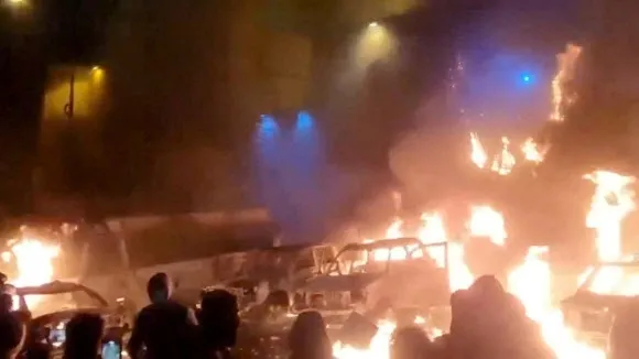 지난 9일(현지시간) 이란 수도 테헤란에서 반정부 시위대가 차량에 불을 지르며 격렬하게 시위를 벌이고 있다. 테헤란 로이터 연합뉴스