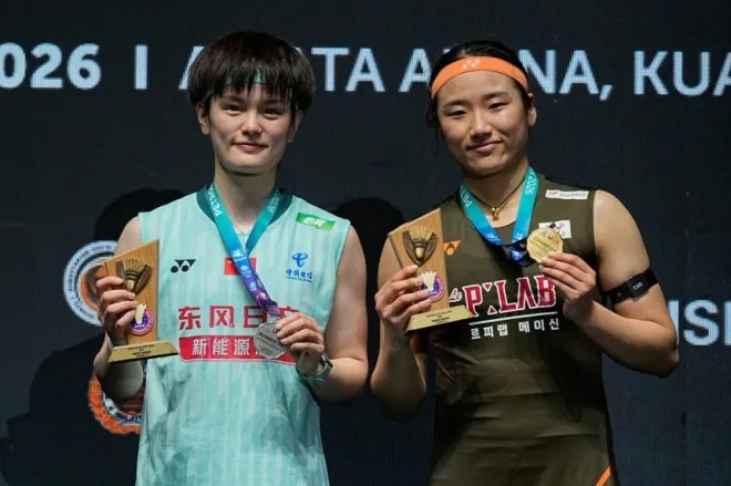 안세영(오른쪽)이 11일 말레이시아오픈 여자단식 우승 뒤 준우승 한 왕즈이(중국)와 함께 시상대에서 메달을 목에 걸고 기념촬영 하고 있다. AP 연합뉴스