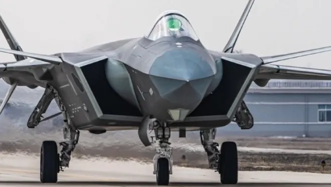 중국 5세대 스텔스 전투기 J-20이 활주로에서 이동하고 있다. 중국은 J-20 첫 비행 15주년을 맞아 당시 시험비행 장면이 담긴 영상을 11일 공개했다. 중국 관영 매체 캡처