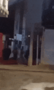 도망치는 이란 반정부 시위대를 향해 총을 쏘는 사람들. 총을 쏜 사람들은 이란 군인들로 추정된다. 비셰그라드24 제공