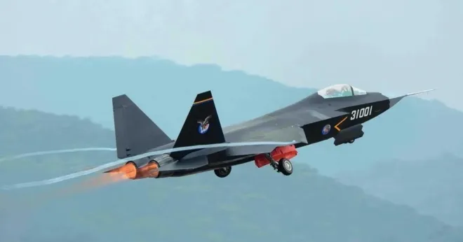 중국 선양항공기공업그룹(SAC)이 개발 중인 스텔스 전투기 FC-31이 시험 비행을 하고 있다. 수출형 5세대 전투기를 목표로 한 이 기체는 내부 무장창과 스텔스 형상을 갖춘 것이 특징이다. 위키미디어 커먼즈