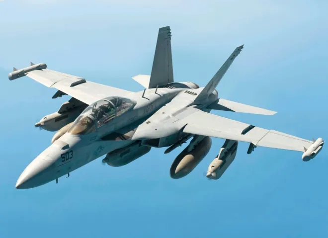 미 해군의 EA-18G 그라울러 전자전기가 비행하고 있다. F/A-18 슈퍼 호넷을 기반으로 제작된 이 기체는 적 레이더와 통신을 교란·무력화하는 전자공격 임무를 수행하며, 미 해군에서는 전투기 계열 항공기로 분류된다. 위키미디어 커먼즈