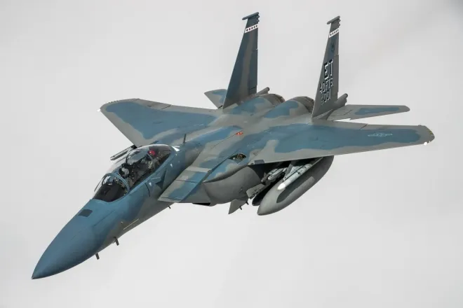 미 공군의 F-15EX 이글 II 전투기가 비행하고 있다. 스텔스 대신 대형 기체와 강력한 레이더, 대량 무장 탑재 능력을 앞세운 최신형 전투기로 ‘무장 트럭’ 개념의 부활로 평가된다. 위키미디어 커먼즈