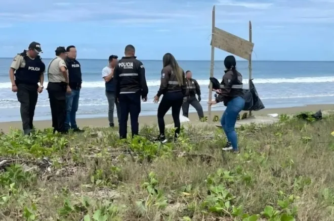 출동한 경찰이 사건 현장에서 수사를 진행하고 있다. 에콰도르 경찰 제공