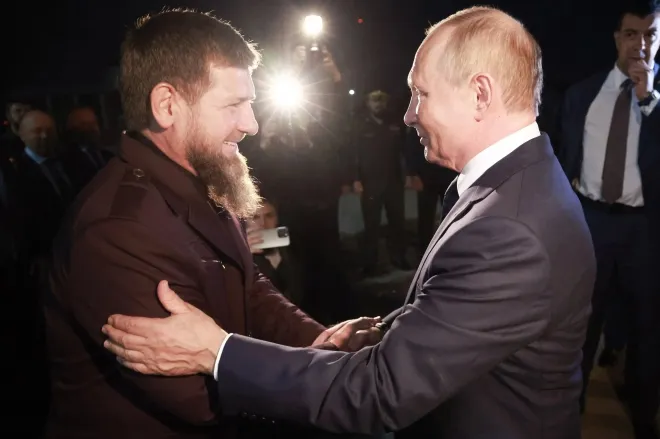 블라디미르 푸틴 러시아 대통령과 람잔 카디로프 체첸 수장이 악수하고 있다. 타스 연합뉴스 자료사진