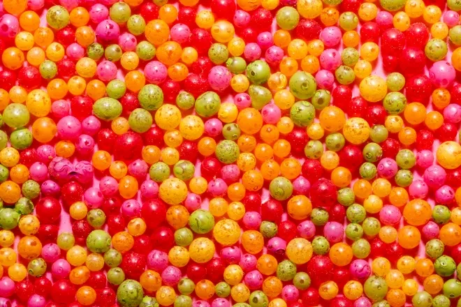 플라스틱 제품 생산에 쓰이는 합성수지 원료(펠릿)를 형상화한 이미지. 중국은 석유 대신 석탄을 활용한 플라스틱 원료 생산 공장 건설을 대규모로 추진하고 있다. 123rf