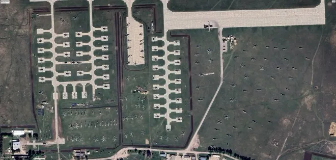 위성으로 촬영한 러시아 서부 도시 시즈란 인근 공군기지에 방치된 헬기 모습. 밀리터리 워치 제공