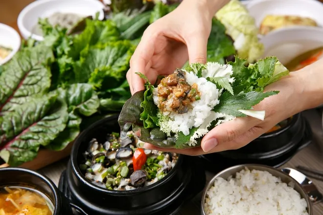 채소와 발효 식품을 중심으로 한 한식 식단. 장수 연구자들은 가공식품을 줄이고 이런 항염 식단을 꾸준히 유지하는 것이 노화 관리에 도움이 된다고 설명한다. 123rf