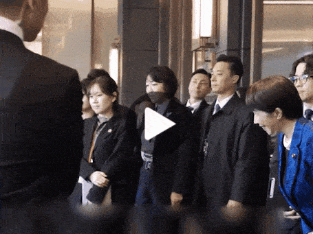 이재명 대통령이 13일 일본 나라현 회담장에서 열린 확대 회담에 앞서 마중 나온 다카이치 사나에 일본 총리의 환대를 받고 있다.