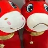 thumbnail - 실수로 입 반대로 꿰맨 ‘우는 말’인형…뜻밖의 ‘힐링’ 상품으로 인기 폭발