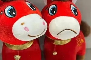 실수로 입 반대로 꿰맨 ‘우는 말’인형…뜻밖의 ‘힐링’ 상품